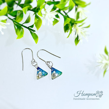 さんかくピアス